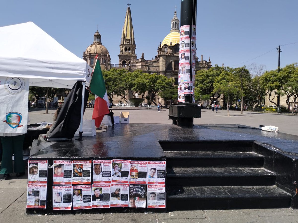 LuzEsperanz_ofi's tweet photo. PEGA DE FICHAS DE BÚSQUEDA EN PALACIO DE GOBIERNO https://t.co/o2CjPfe4Or