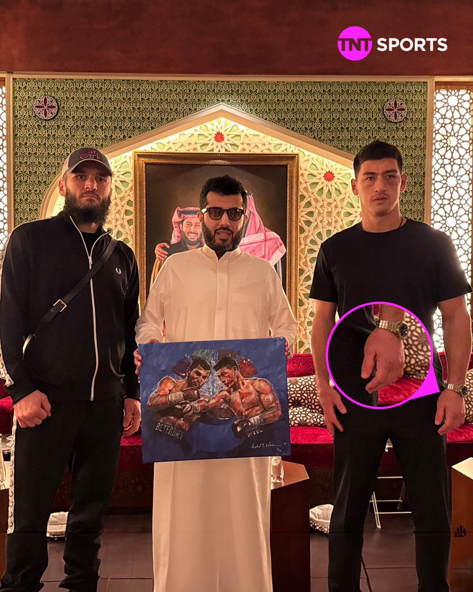 Look at the SIZE of the swelling on Dmitry Bivol's left hand after 12 rounds with Artur Beterbiev 😬

Two warriors that left it all in the ring 🤝 #BeterbievBivol