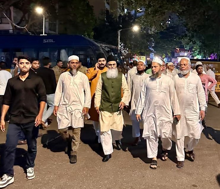 मुम्बई में पूर्व मंत्री बाबा सिद्दीकी के जनाज़े में राष्ट्रीय ओलमा कौंसिल के राष्ट्रीय अध्यक्ष मौलाना आमिर रशादी मदनी साहब शामिल हुए और उनके अहले खाना से मिलकर ताज़ियत की और उन्हें हौसला दिया।

 इस मुश्किल वक़्त में हम सब सिद्दीकी अहले खाना के साथ हैं।
#BabaSiddiqui