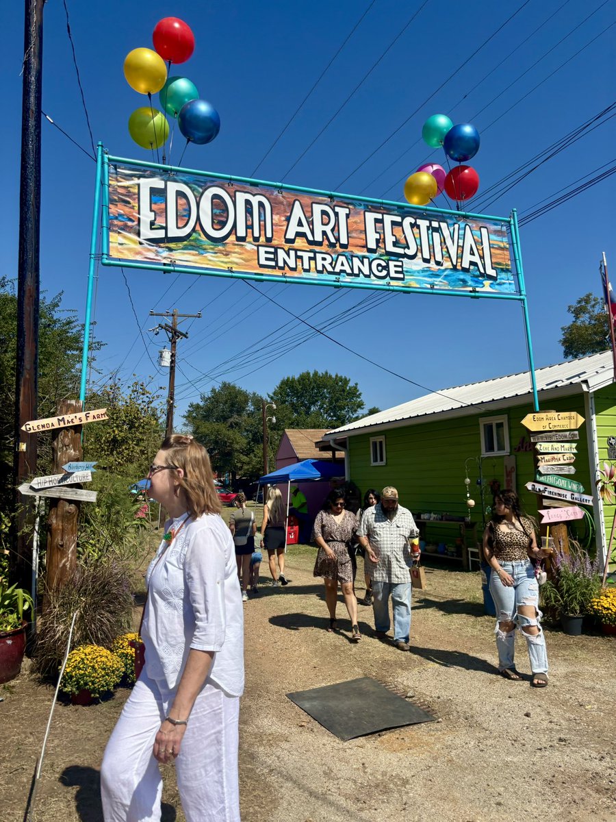 KWashington4HD2's tweet photo. We had a blast at Edom’s Annual Arts Festival! So much love from Van Zandt Dems and a sweet moment trading pins with a Kamala supporter. Visit Edom Thurs-Sun for art! #TXHD2 #VoteBlue #VanZandtCounty https://t.co/s5iIVBkbV7
