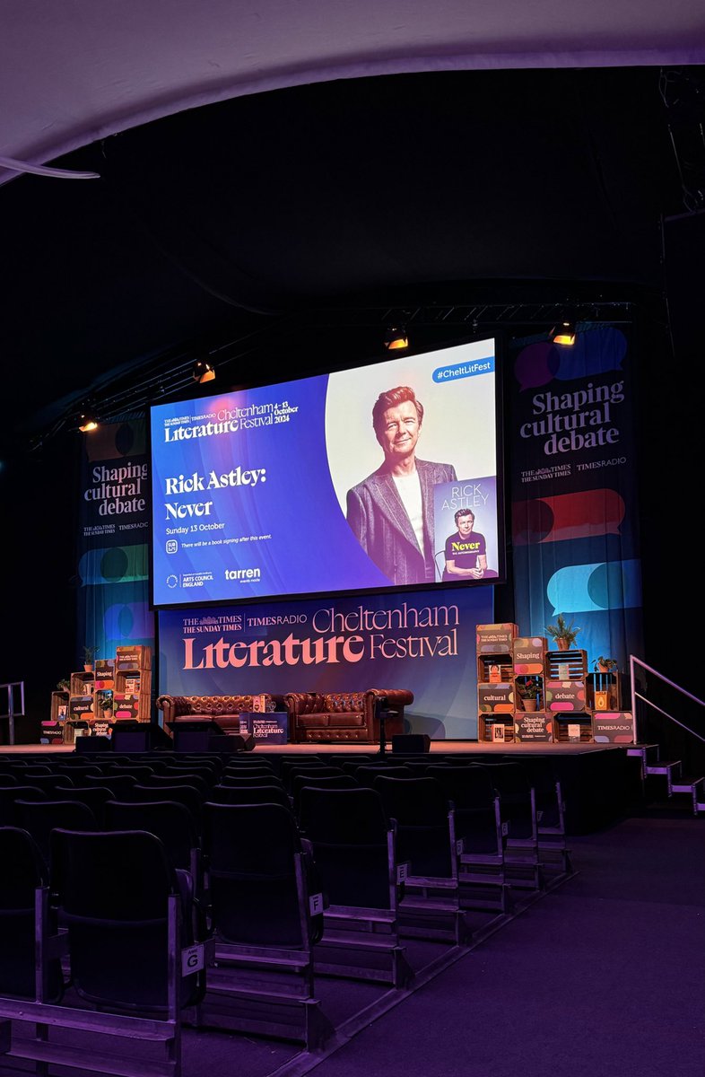 soozworld's tweet image. The final @cheltfestivals #CheltLitFest event tonight was @rickastley - An interesting insight into his early years, leading to the crazy times that followed! And he said nice things about @Johnny_Marr so he’s alright 😁 🎸🎤🎶
