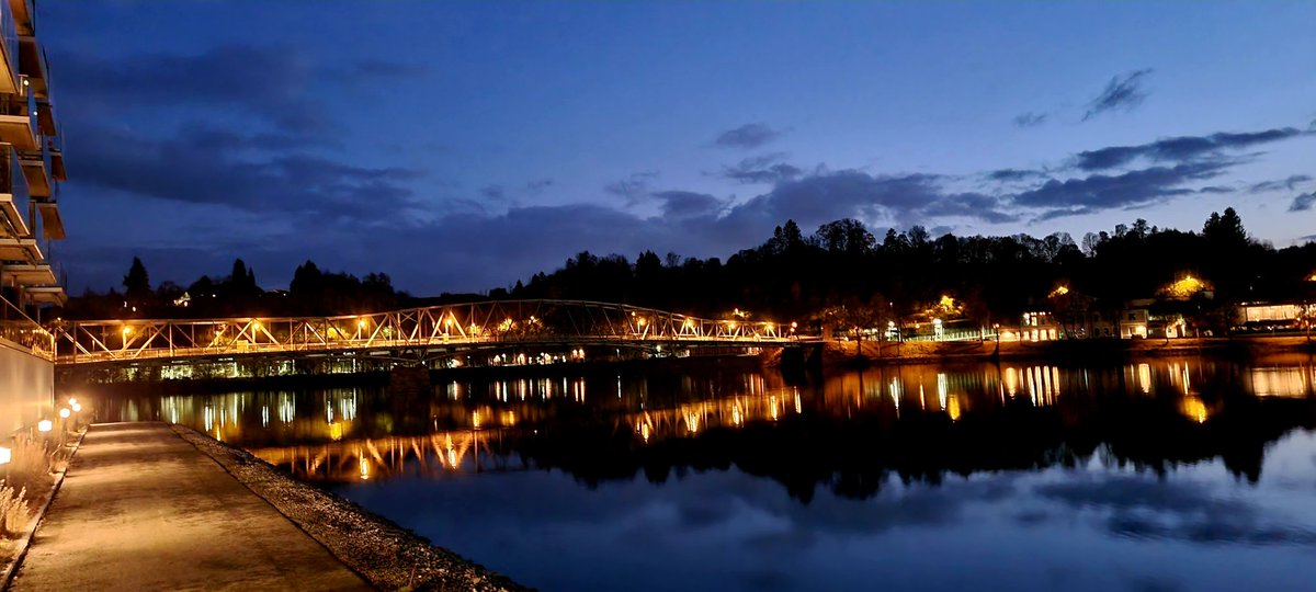 Sundbrua strekker seg som en lysende åre over Vorma,
et bånd mellom fortid og nåtid, hvor historier puster stille. I enden står statuen av den knelende soldat. #eub #eidsvoll #vorma