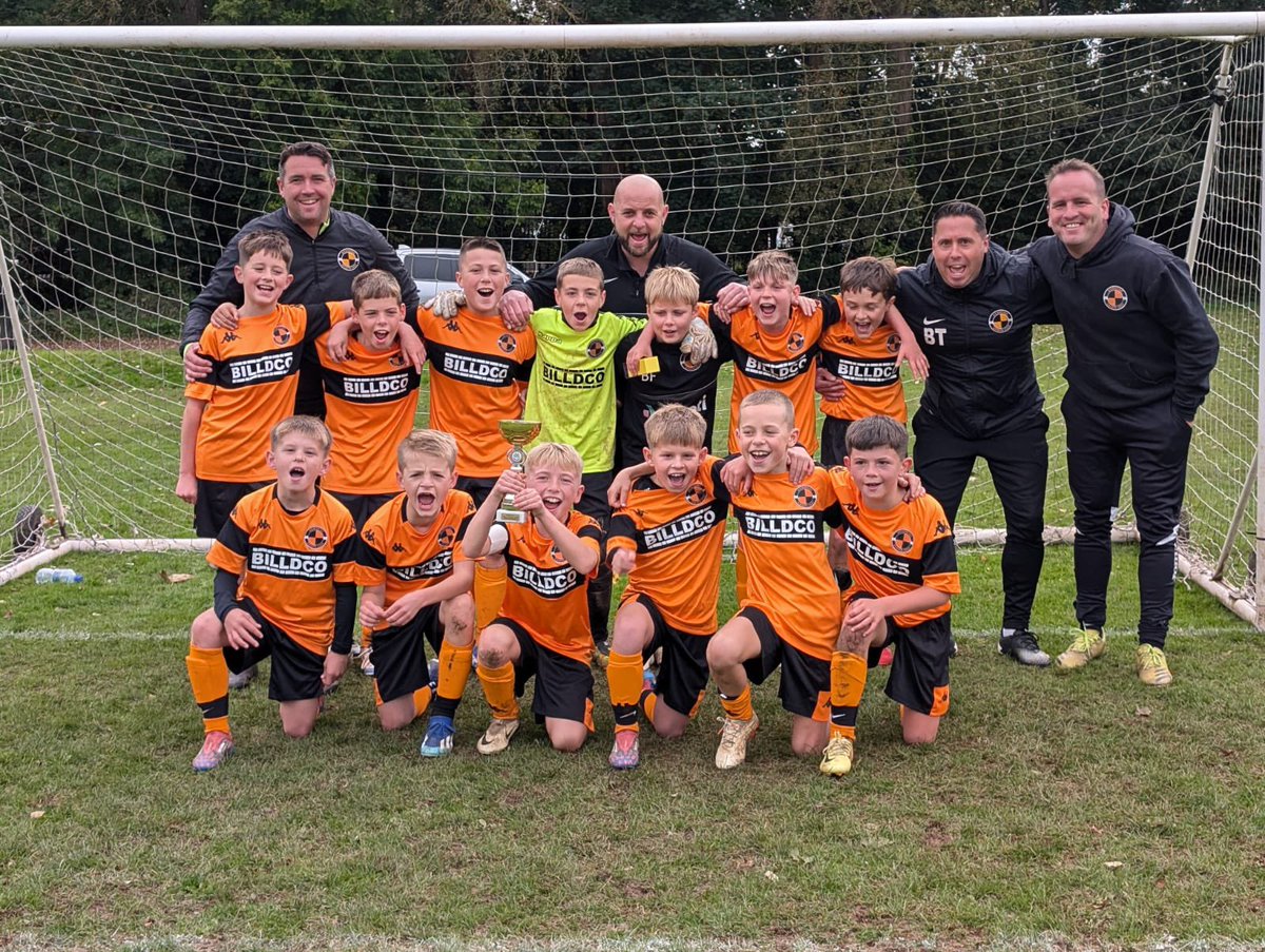 benthomas28's tweet photo. @DownendSaints U11s HML Autumn Cup Winners 👊🏻🏆✨🖤🧡⚽️ @Teamgrassroots_ 
4 clean sheets in 5 games this year,3 finals 3 wins out of 5 competitions, 
Impressive 👏🏻👏🏻👌🏻 https://t.co/z2wFKvLfA4