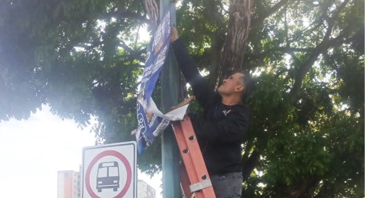 GuaraLuisJonas's tweet photo. #EsNoticia🗞️| 🪜🏷️A fin de mantener ciudad libre de contaminación visual como lo ha orientado alcalde @LuisJonasReyes equipos de #DPCU realizaron operativo en retiro de elementos publicitarios colocados en postes
@notipromar
#13Oct
#NaGuaraLuisJonas https://t.co/mIaUNy7QOb