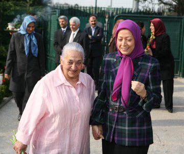 simasepehri95's tweet image. 🌺عشق میان مرضیه عزیز و خواهر مریم، عشقی وصف‌ناشدنی بود، 
فراتر از زمان و مکان
تجسم دو یار مهربان
یکی ماه بود و دیگری آسمان
یکی سرو بود و دیگری بوستان

در نهایت، هرچه بود زیبایی بود و صفا، 
تصویری حقیقی از زیباترین رویاها....."💗