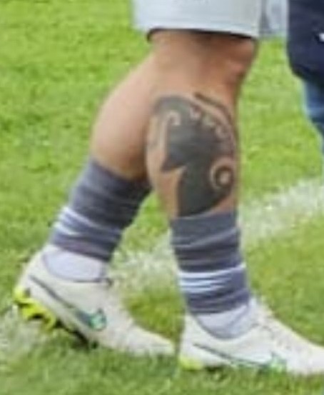 ELYNE95's tweet photo. @lequipedusoir @CarineGalli Pour
@lequipedusoir
du 13/10, petit jeu "Saurez-vous identifier ces mollets de OUF ?" 😍En + du super tatouage, "Il a participé au 2500 match du VCF hier"!  MERCI à tous pour ce moment INOUBLIABLE &amp; Mention S à M. GIRESSE, petit par la taille mais au talent tjs si GRAND à 72 ans! https://t.co/Gez8OgXgDH