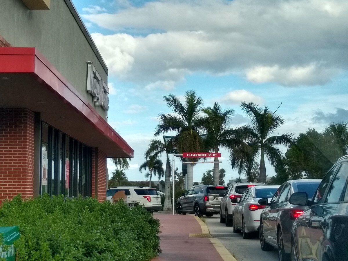 Ratenaples's tweet image. Guess gas is not the only thing today with long lines in Florida. #krispykreme
#fortmyers