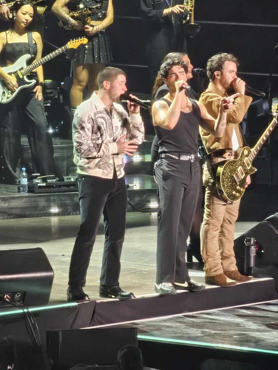 jbrosfrance's tweet photo. The boys in Paris #JonasBrothers #KevinJonas #JoeJonas #NickJonas https://t.co/cO2HDn0oqx