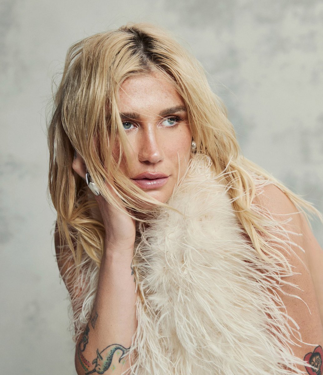 PopBase's tweet image. 🚨 Charli xcx to release the remix of ‘Spring breakers’ featuring Kesha tomorrow.