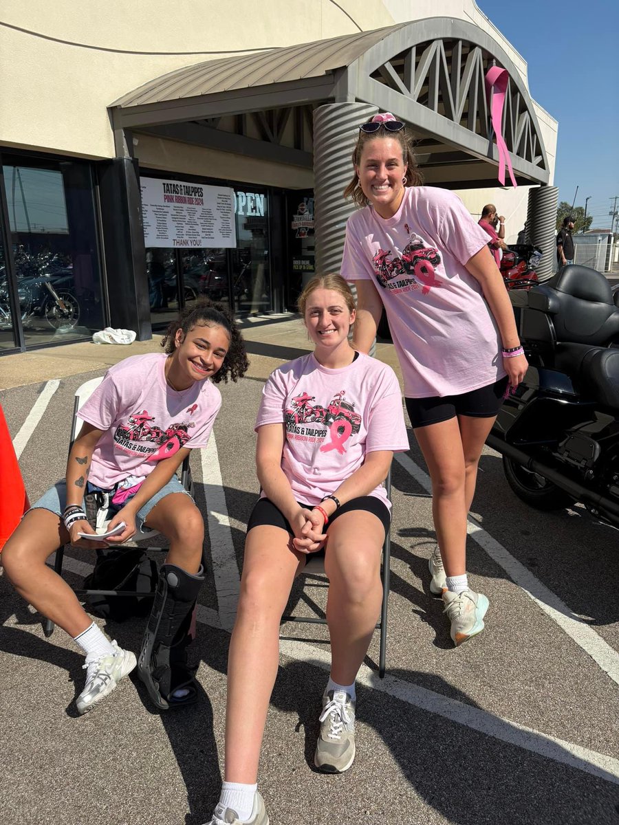 usiwbb's tweet photo. What a fun day volunteering and increasing breast cancer awareness at Tatas and Tailpipes 🩷 https://t.co/FWx7r1c2mQ