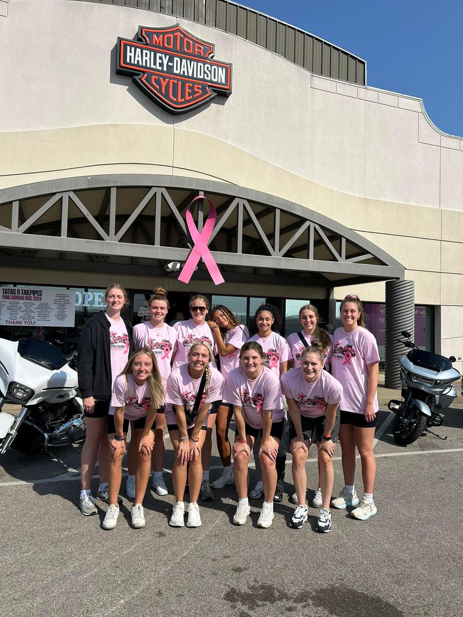 usiwbb's tweet photo. What a fun day volunteering and increasing breast cancer awareness at Tatas and Tailpipes 🩷 https://t.co/FWx7r1c2mQ