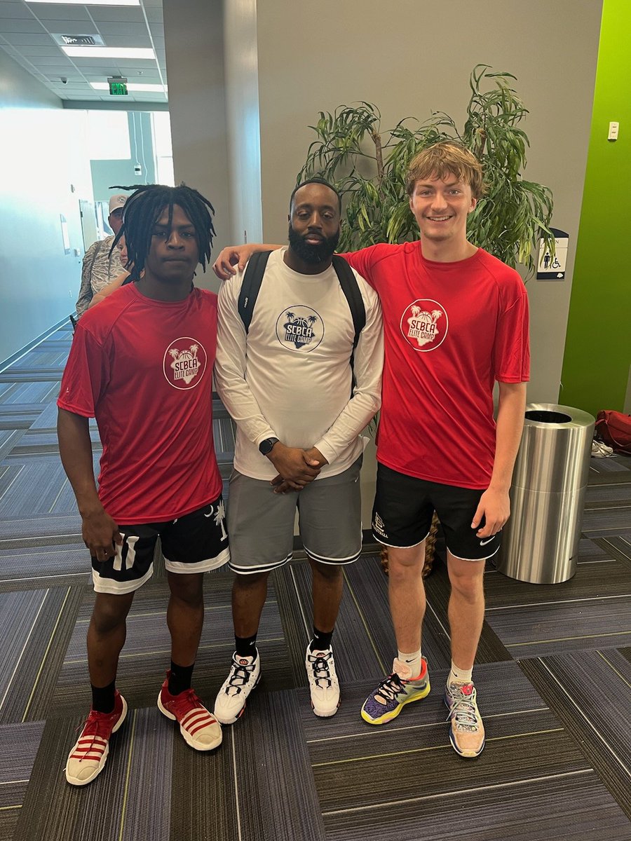 Mike Ford (@coachmikeford) on Twitter photo Solid Day <a href="/SCBCA/">South Carolina Basketball Coaches Association</a> Boys Elite Camp
Got to chop it up with 2 Great Youngmen: <a href="/khrisswift/">Khristion Swift</a> of Stratford High and <a href="/BraydenLang2/">Brayden “BJ” Langworthy</a> of Goose Creek Solid Day <a href="/SCBCA/">South Carolina Basketball Coaches Association</a> Boys Elite Camp
Got to chop it up with 2 Great Youngmen: <a href="/khrisswift/">Khristion Swift</a> of Stratford High and <a href="/BraydenLang2/">Brayden “BJ” Langworthy</a> of Goose Creek