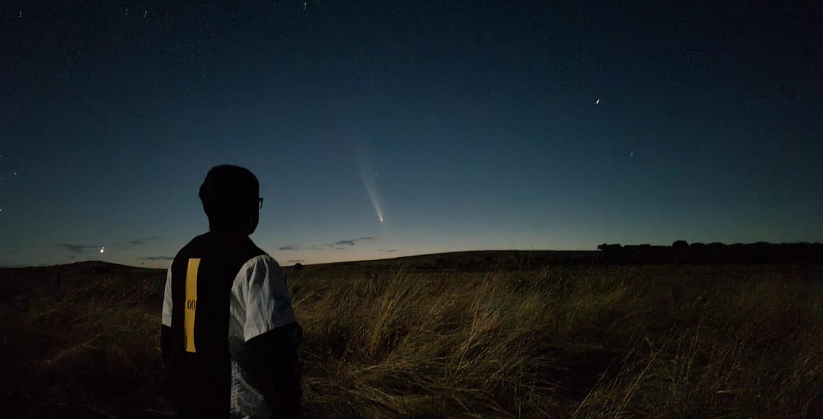 tucartanatal's tweet photo. Watching the spectacular Tsuchinshan-Atlas Comet this evening, close to home. #CometaDelSiglo #cometAtlas https://t.co/RABr8TGuvI