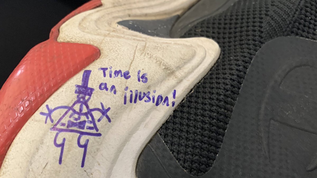 doi_gre's tweet photo. RAHHHHH, HE’S ON MY SHOE!! https://t.co/LizRwBRrpj