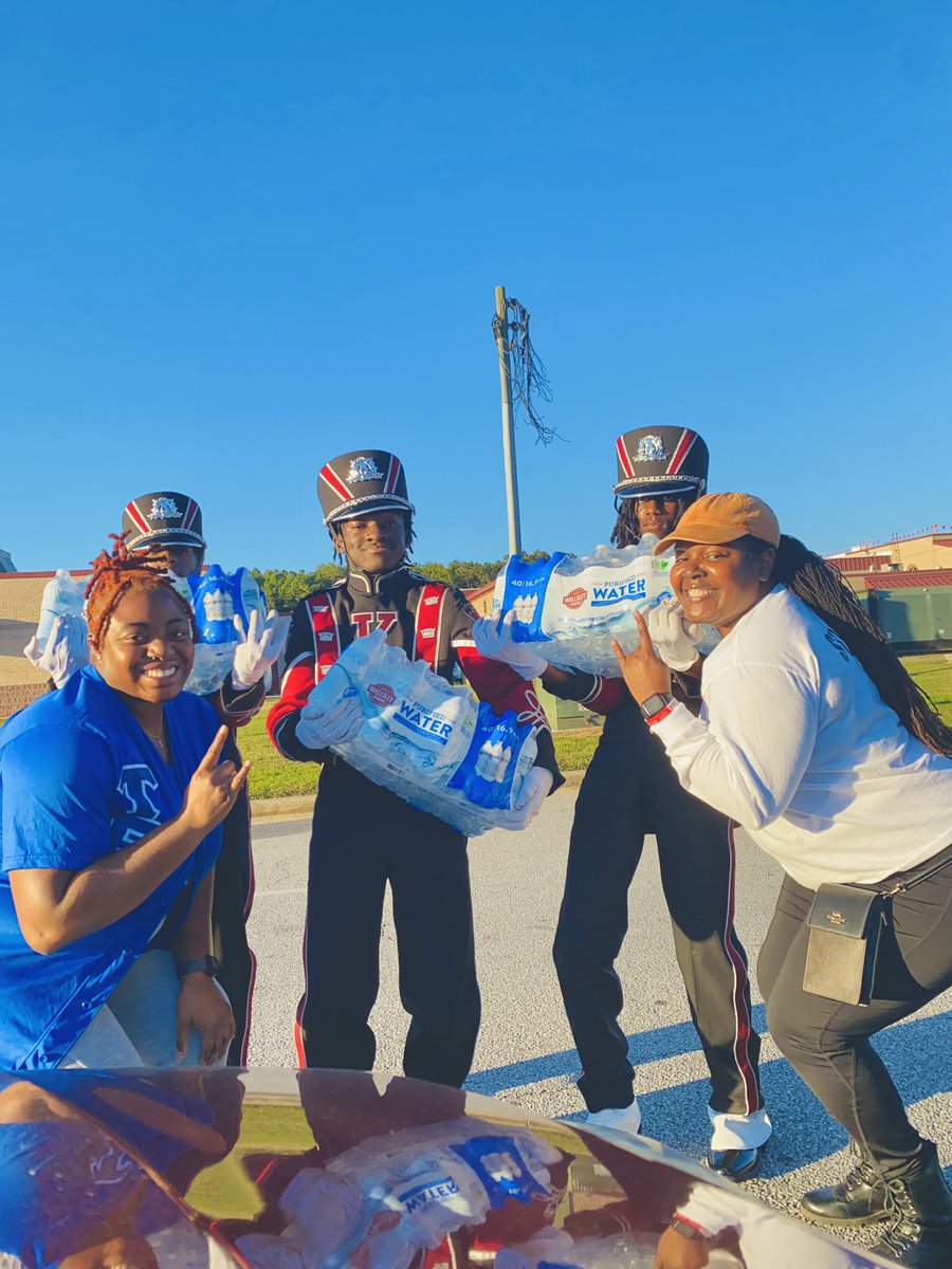 AAAKKYTBS's tweet photo. ✨⚪️Friday, October 11, 2024🔵✨
The Atlanta Alumni Association of Kappa Kappa Psi and Tau Beta Sigma made a donation of 5 cases of water (200 Bottles) to the MLK Kings Of Halftime Marching band! https://t.co/e5w078Jel8