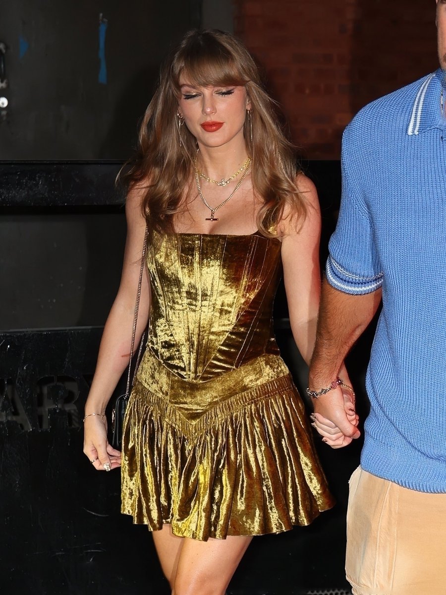 hourlyswift's tweet image. she’s such a princess ☆