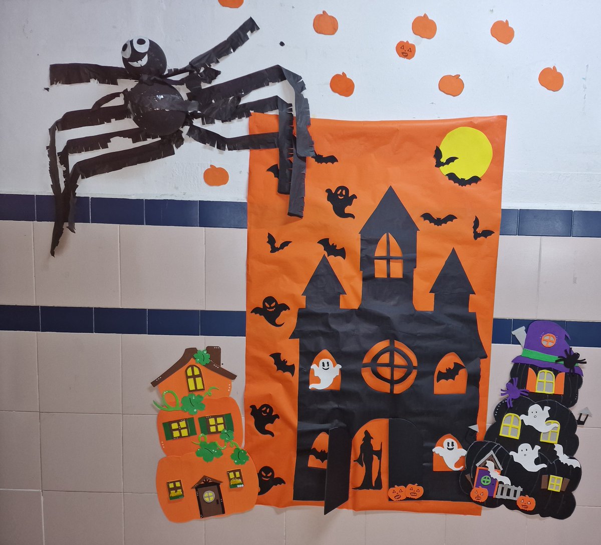 Mural de Halloween curso 2024/25 realizado por los alumnos de 1° AC B (GRUPO TARDE) con la colaboración de la profesora MARICARMEN VALIENTE VILORIA