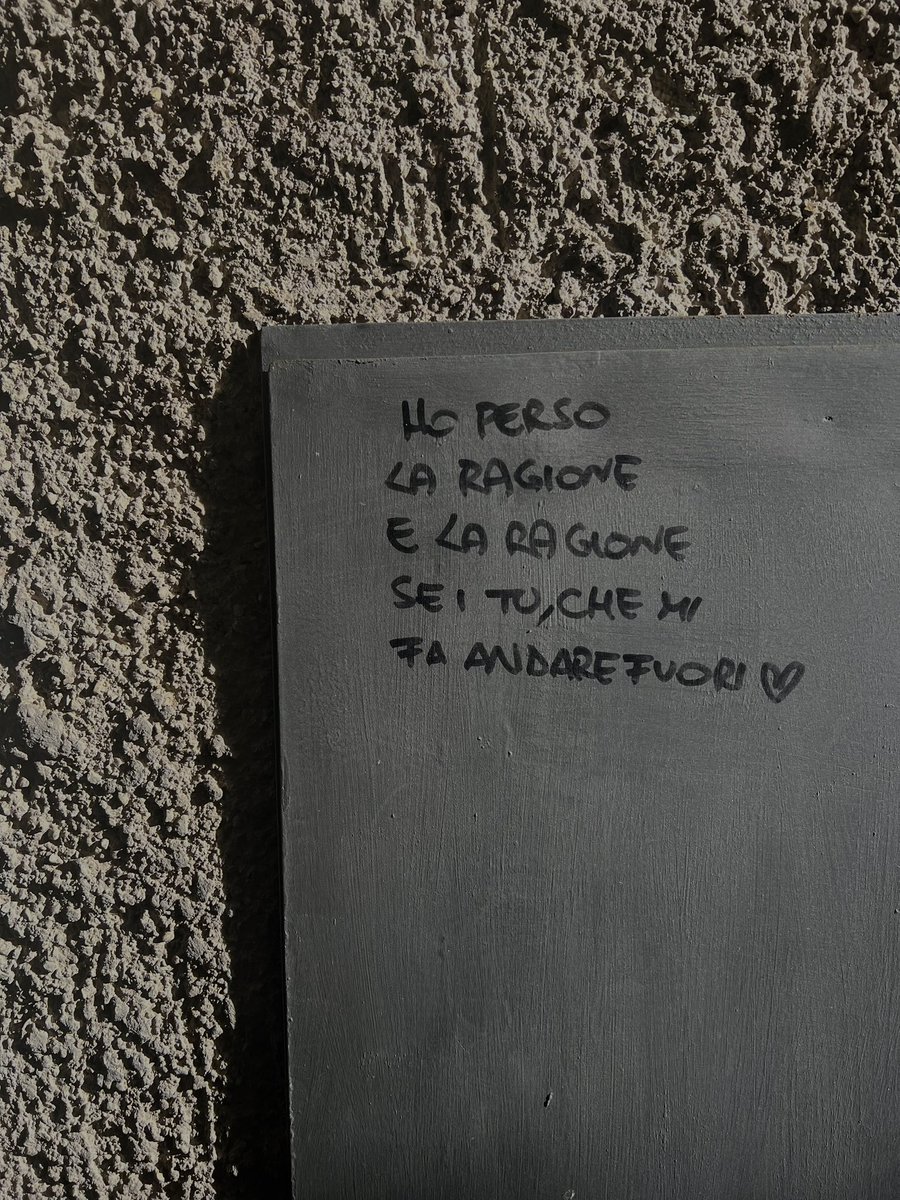 “giuli giù leggi cosa c’è scritto, te lo dedico”
