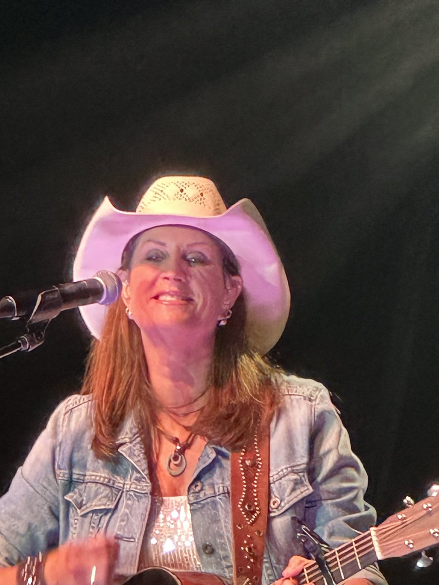 paigeild's tweet photo. Thanks @TerriClarkMusic for a great show last night. https://t.co/KY1YkL6VGw