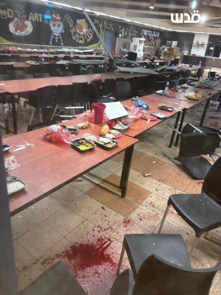 كأن الله أراد أن يذيقهم ألم الأمّ التي قالت: الاولاد ماتوا بدون ما ياكلوا .. فماتوا بدون ما ياكلوا هم أيضًا، وما أجمله من عقاب والله..
#العشاء_الأخير 🔻