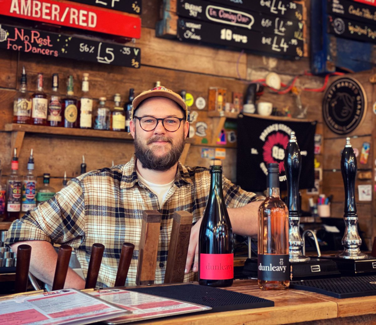 New customer alert 🔔 

Our sparkling red and still rosé now available from <a href="/SmallBarBristol/">Small Bar Bristol</a> on King Street - part of the <a href="/LHGBrewingco/">Left Handed Giant</a> family 😍

#wine #englishwine #bristol #somerset #rosé #sparklingred #beer #brewery #bar #pub #kingstreet #lefthandedgiant #fizz
