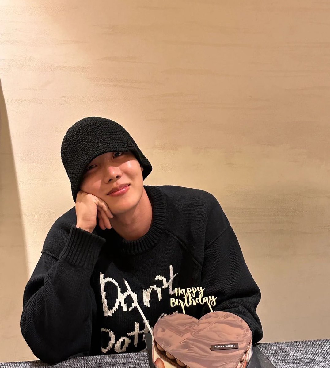 kookflowers's tweet image. “Estamos empolgados em trazer a notícia da próxima dispensa militar de J-hope. J-hope está perto de completar seu serviço ativo no exército e em breve será dispensado… Obrigado mais uma vez pelo seu amor e apoio contínuos ao BTS.” O anúncio da saída de Jung Hoseok no weverse