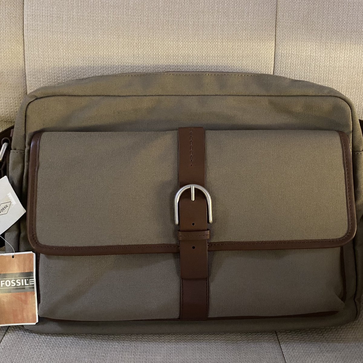 sigxjahbless's tweet image. WTS FOSSIL CAMDEN MESSENGER BAG. Masih ada tag, masih perawan. Di web resmi masih 5.255.00
Jual 4.700.000
#fossil #wtsfossil