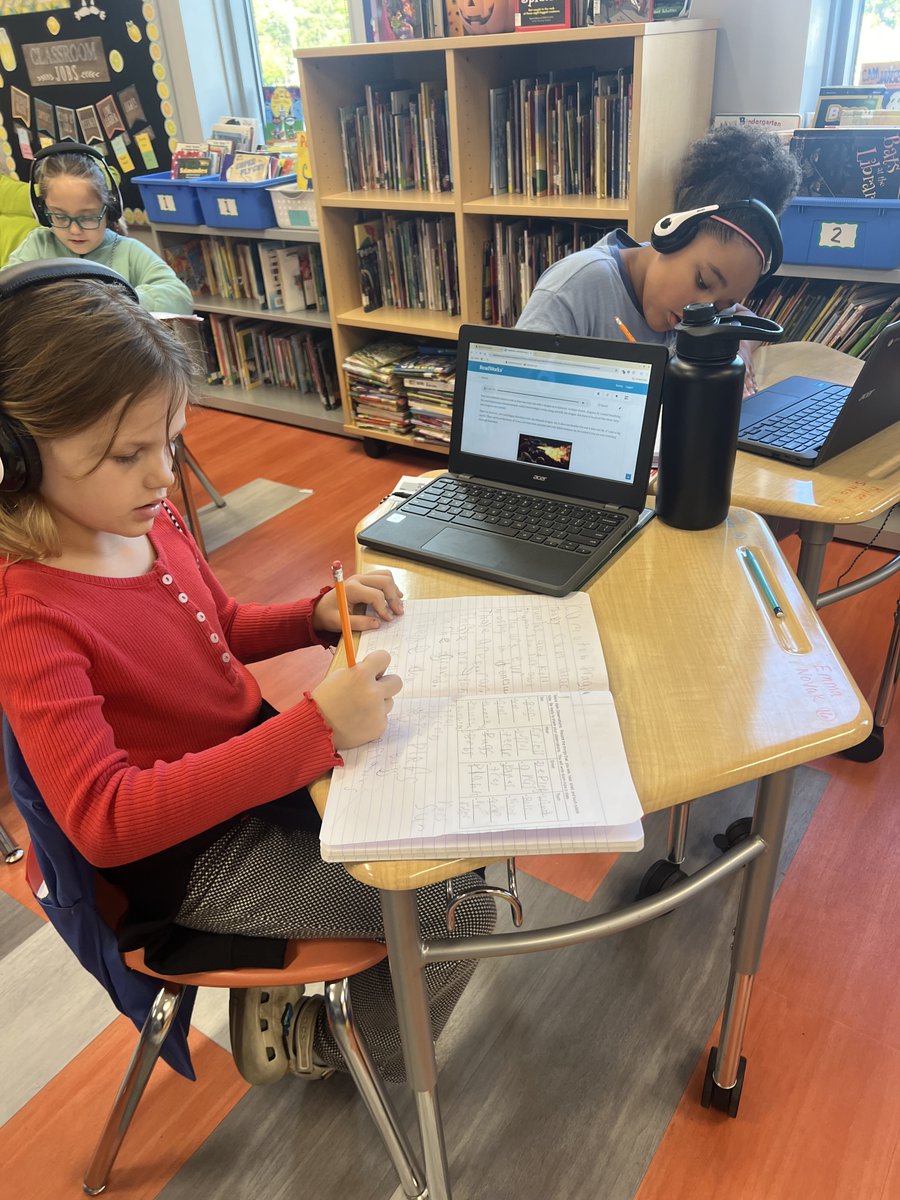 dever_tina's tweet photo. Listening to nonfiction articles and recording interesting animal facts in our notebooks!  #Readworks #CKLA @MrsHammond3rd https://t.co/rHbghGiY70
