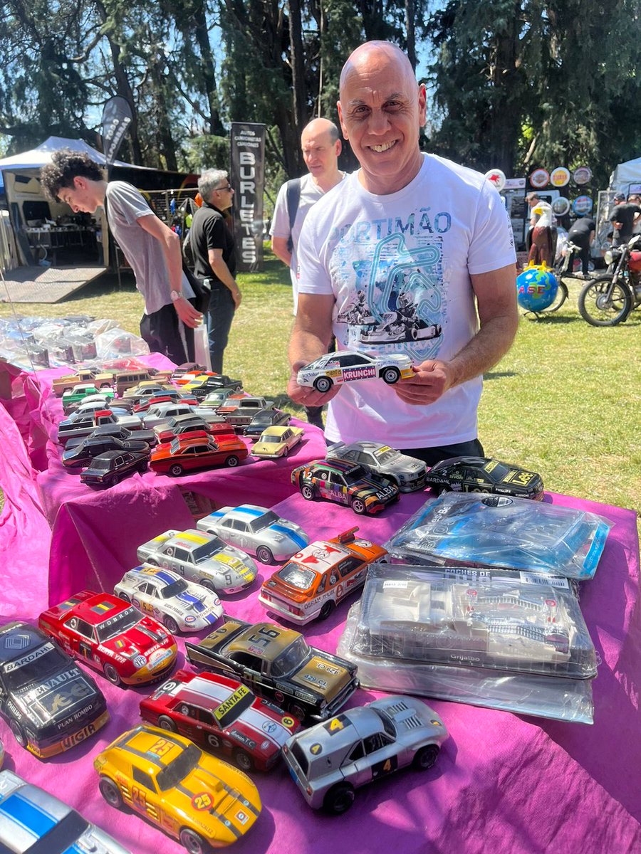 Recorriendo Autoclasica me encontre con esta linda sorpresa,en el stand del @modelosclasicosargentinos propiedad de Luis,tenia exhibidos algunos autos a escala que fueron protagonistas de la historia de nuestro automovilismo,y ahi estaba mi coupe Fuego de TC2000.