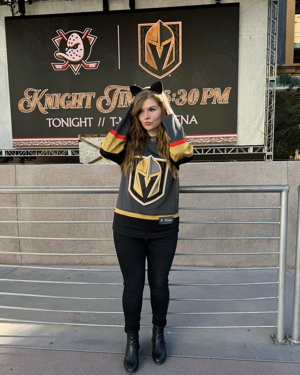 HerNamesJen's tweet photo. #EmoKnight but I’m happy as can be! Fortress, I’ve missed you. 🤗💛 #GoKnightsGo! 

@GoldenKnights https://t.co/5RRUjVBb7t