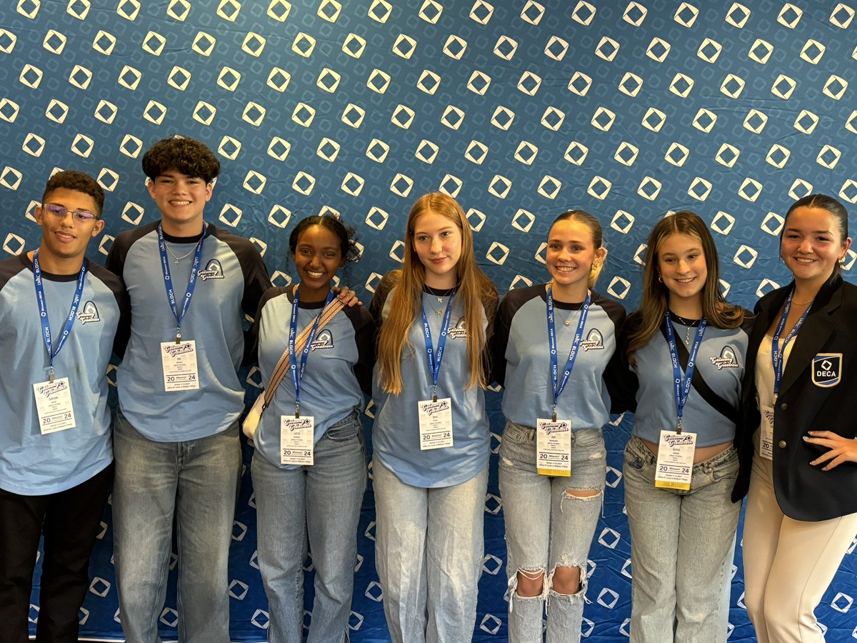 ParkHillDECA's tweet photo. We made it! Ready for a great conference @MissouriDECA Fall Leadership Conference in “The Lou”. #PHDECA #WeAreParkHill https://t.co/KIUsSXhPtG