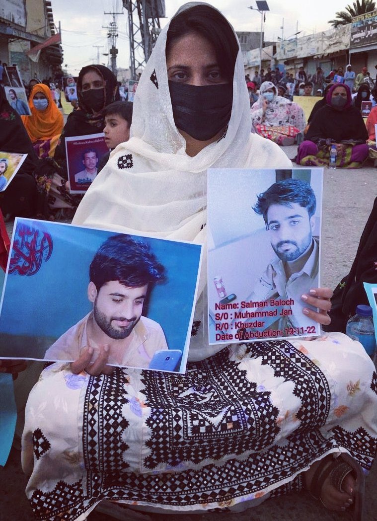 FearlessWolfess's tweet photo. ہم دیکھیں گے  

لازم ہے کہ ہم بھی دیکھیں گے  

جب ظلم و ستم کے کوہِ گراں
  
روئی کی طرح اُڑ جائیں گے  

جب محکوموں کے پاؤں تلے  

یہ دھرتی دھڑ دھڑ دھڑکے گی  

اور اہلِ حکم کے سر اوپر  

جب بجلی کڑ کڑ کڑکے گی  

ہم دیکھیں گے  

لازم ہے کہ ہم بھی دیکھیں گے

#SindhRawadariMarch 

#PashtunNationalCourt110ctober 

#ForcedDisappearance