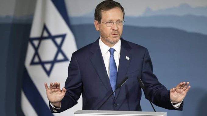 ibrahimkaragul's tweet photo. Bu piç (İsrail Cumhurbaşkanı Isaac Herzog);  
Hizbullah'ın saldırısı sonrası insan hakları örgütlerini harekete geçmeye çağırmış.

Gazze’de 16 bin bebeği ve çocuğu sistematik biçimde öldüren,
Tarihin en ağır vahşetini, barbarlığını sergileyen Soykırım suçlusuna bakın..

"İnsan hakları diyebiliyor" hala.
Siz bütün yeryüzünü, bütün insan ırkını kirlettiniz.
Rezil..