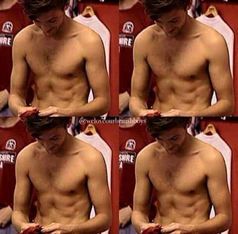 no entiendo como dijo que no tenía abdominales si literalmente su cuerpo era esto