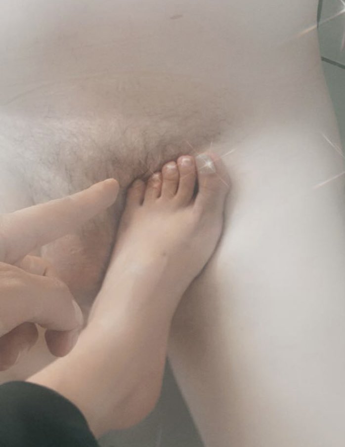 SoniaDivine4's tweet photo. Votre place est se trouve uniquement à mes pieds qui sont si sublimes allez on continue de raquer et se ramener en séances je les ai reprise virtuelle comme réelle #dominatrice #moneyslaves #soumi #feet #esclave #feetworshi̇p #paypal #playlib https://t.co/KPJXKu20nK