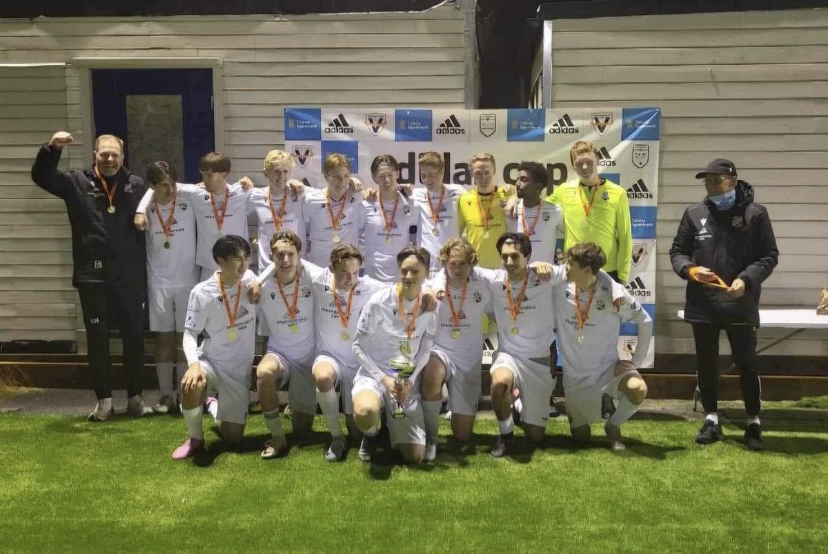 G19 vant finalen i Adidas Cup🏆

Det ble en tett og jevn kamp på Vind Stadion mot Drøbak-Frogn, men guttene dro i land en 1-0 seier etter mål av Henrik Heggland på straffespark i 1.omgang. 

Henrik ble også kåret til finalens beste spiller av en lokal jury. 

Gratulerer!

🟤⚪️🟤