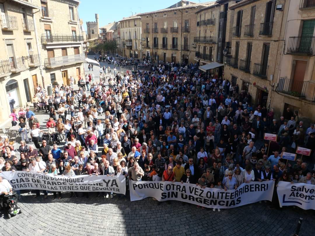 AgrupemosOlite's tweet photo. La ciudadanía de #Olite #Erriberri y alrededores ha vuelto a salir a la calle debido al cierre de las urgencias 🏥 de la localidad.

Gracias a todas las personas 🧑‍🤝‍🧑 que se han acercado al llamamiento del Ayuntamiento de Olite-Erriberri.

✊🏽 ¡¡Sin sanidad, nos van a despoblar!! ✊🏽 https://t.co/qURFm9xfAr
