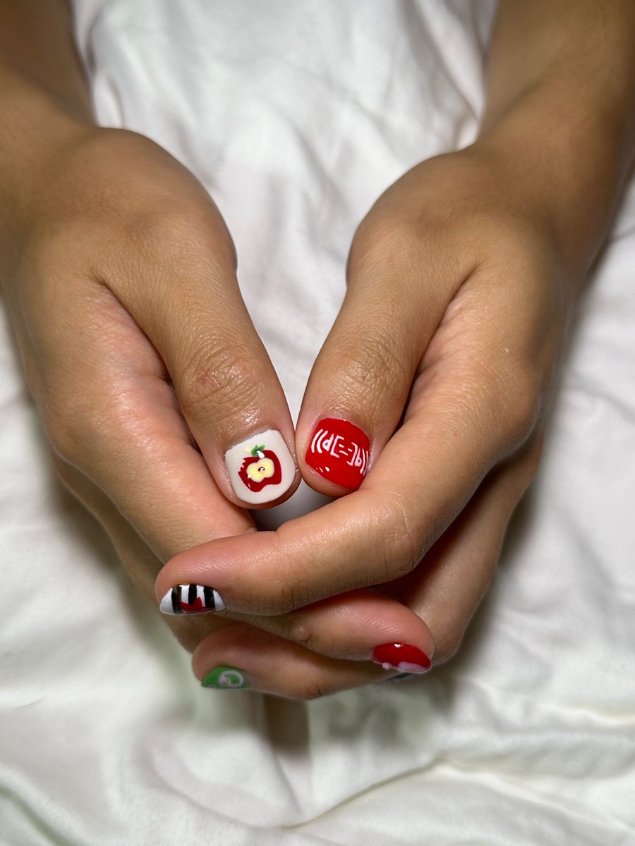 ianbla_'s tweet photo. Nails for @porterrobinson :3 https://t.co/QUYODN7uMg