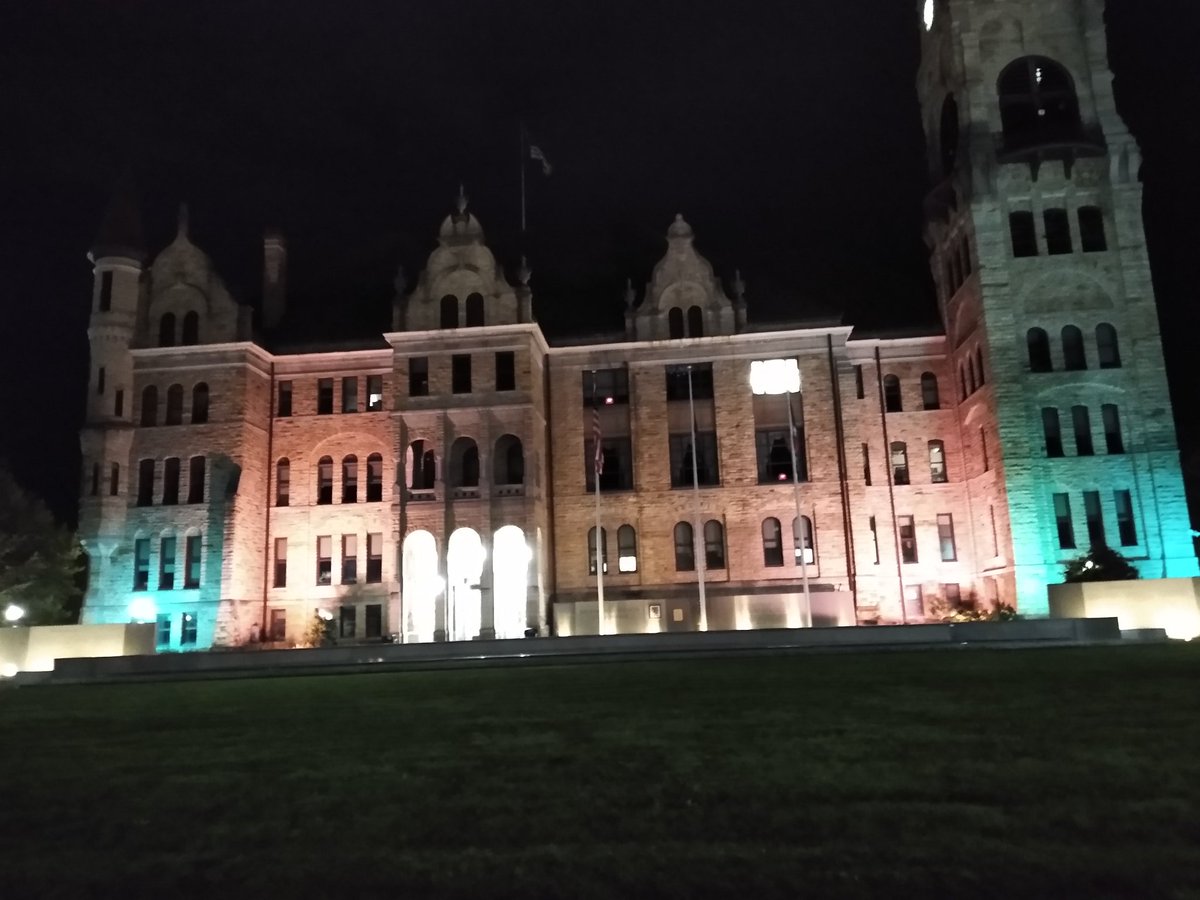 LLHoopsNEPbeat's tweet image. A little Scrantonicity in #LightUpMBC from The Electric City and Lackawanna County. @LackCountyCR