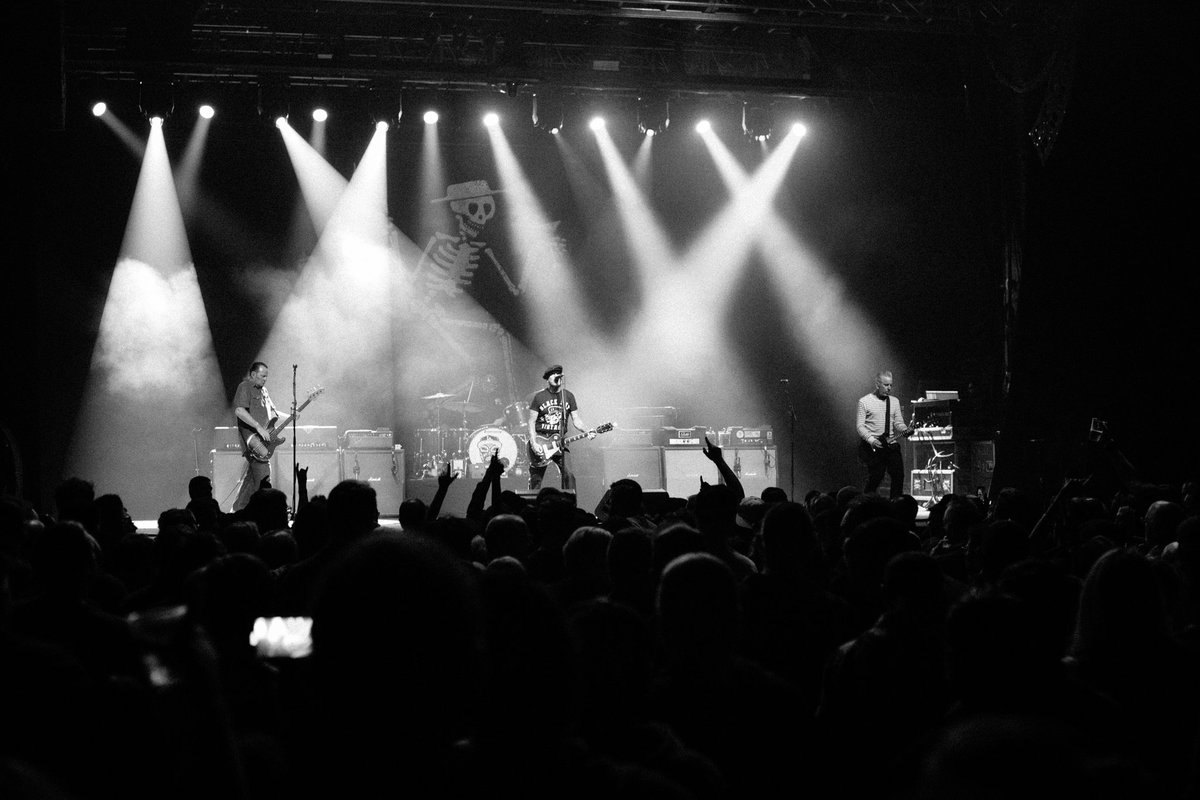 HowWeAreupdates's tweet image. Photos of @SocialD1 with @TheBellRays at a sold out @TheParamountNY in Huntington, NY on 10•11•24. See more pics: tinyurl.com/5axh8z25
📷:@TheAndyJimenez