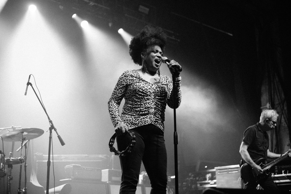 HowWeAreupdates's tweet image. Photos of @SocialD1 with @TheBellRays at a sold out @TheParamountNY in Huntington, NY on 10•11•24. See more pics: tinyurl.com/5axh8z25
📷:@TheAndyJimenez