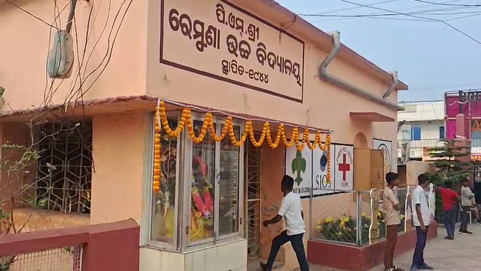 badakhabarnews's tweet image. #୯ମ_ଶ୍ରେଣୀ_ଛାତ୍ରକୁ_ହାଣିଲା_୧୦ମ_ଛାତ୍ର
-ବାଲେଶ୍ୱର: ୯ମ ଶ୍ରେଣୀ ଛାତ୍ରକୁ ଭୁଜାଲିରେ ହାଣିଲା ୧୦ମ ଶ୍ରେଣୀ ଛାତ୍ର
-ରେମୁଣା ହାଇସ୍କୁଲ୍‌ରେ ଅଭାବନୀୟ ଘଟଣା
-ଗୁରୁତର ଛାତ୍ର FM ମେଡିକାଲ୍ କଲେକରେ ଭର୍ତ୍ତି
-ଆକ୍ରମଣର କାରଣ ଅସ୍ପଷ୍ଟ, ଅଭିଯୁକ୍ତ ଛାତ୍ରର ଥାନାରେ ଆତ୍ମସମର୍ପଣ 
#Balasore #StudentAttack #Stabbing  #BadaKhabar