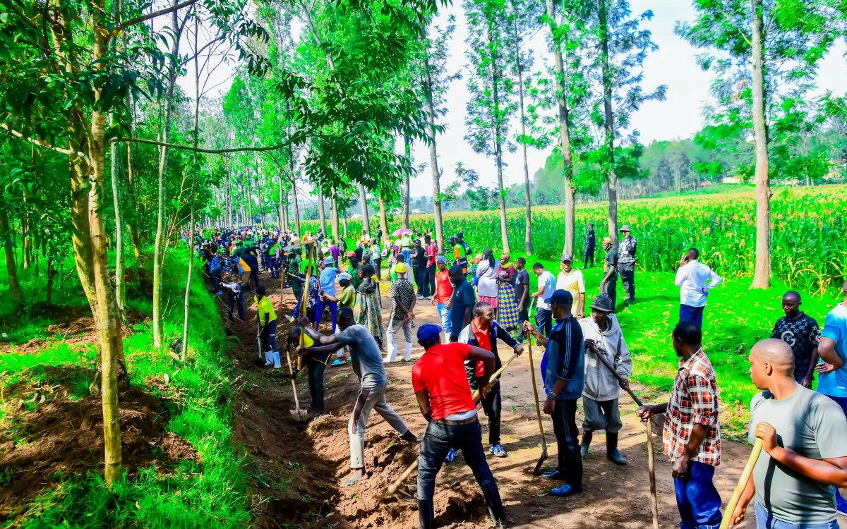 Muhangadis's tweet photo. Kuri uyu wa Gatandatu, mu Mirenge yose, habaye umuganda rusange usoza ukwezi kwa #Mutarama 2026. Guverineri wa @Rwandasouth @AKayitesiAlice ari kumwe na Komite Nyobozi y'Akarere, Abajyanama mu nama Njyanama y'Akarere https://t.co/ZF8BTRpSez