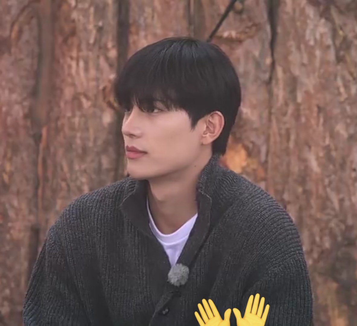 iawsnapyu's tweet image. อย่าบอกนะคะว่าเสื้อ ฮยอนแจ55555 เพราะตอนนั่งรอบกองไฟนั่งข้างกันแล้วมีซีนจับมือกันแต่โดนตัดออก แถมฮยอนแจส่งหัวใจสีทองให้มินจีด้วยช่ะ มมนี้พี่ตัดออกทำไมคะ อ๊ากกกกกกกกก 
#singlesinferno5