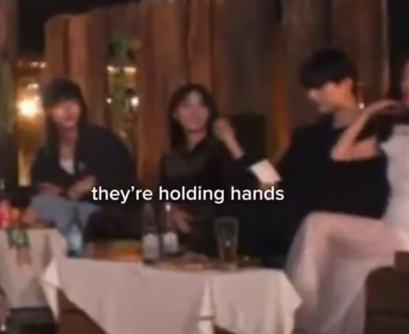 iawsnapyu's tweet image. อย่าบอกนะคะว่าเสื้อ ฮยอนแจ55555 เพราะตอนนั่งรอบกองไฟนั่งข้างกันแล้วมีซีนจับมือกันแต่โดนตัดออก แถมฮยอนแจส่งหัวใจสีทองให้มินจีด้วยช่ะ มมนี้พี่ตัดออกทำไมคะ อ๊ากกกกกกกกก 
#singlesinferno5