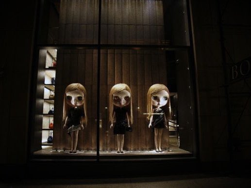 girl20o6's tweet image. when blythe dolls took over bottega veneta shop windows in 2014 🎀
