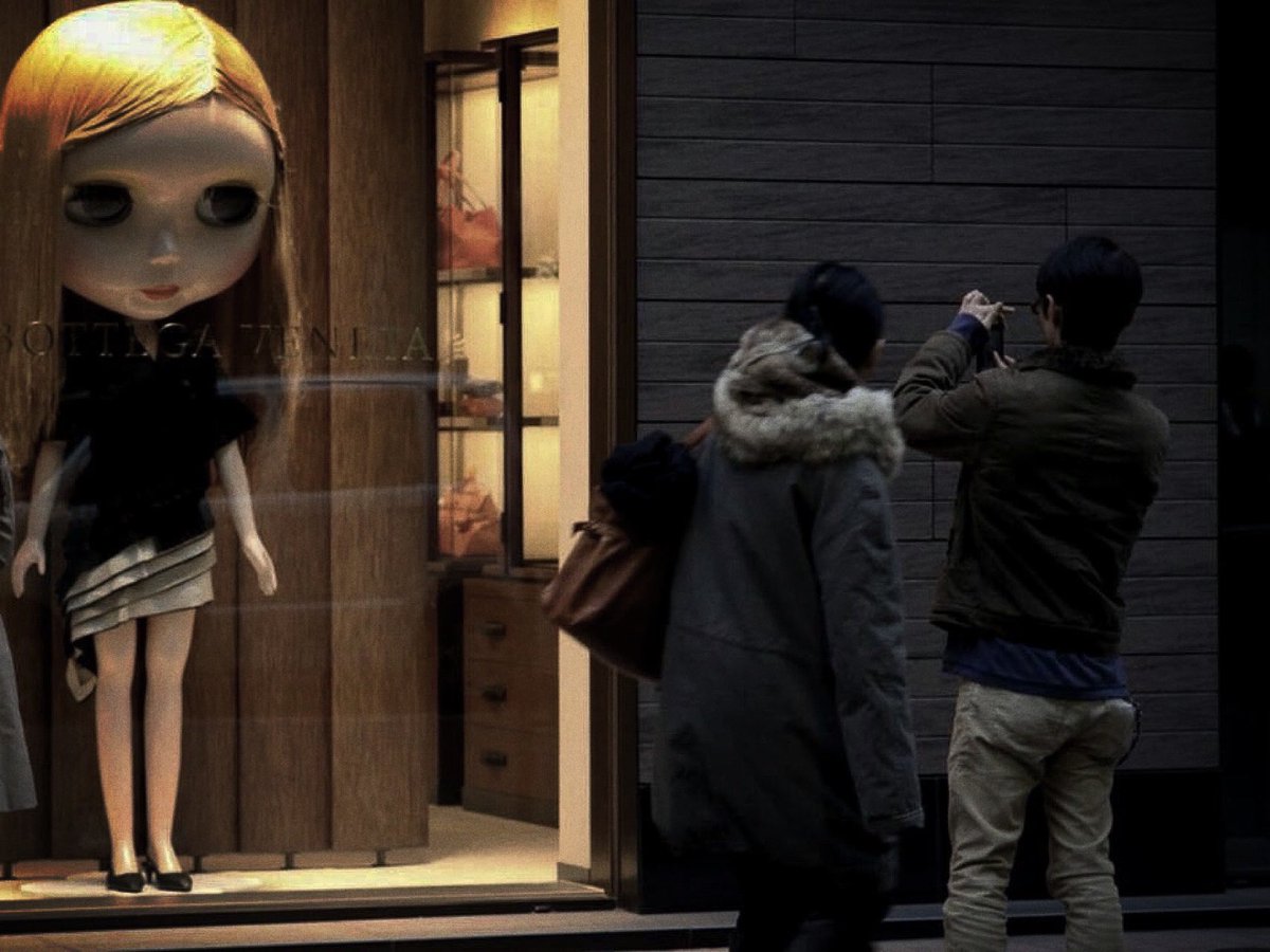 girl20o6's tweet image. when blythe dolls took over bottega veneta shop windows in 2014 🎀
