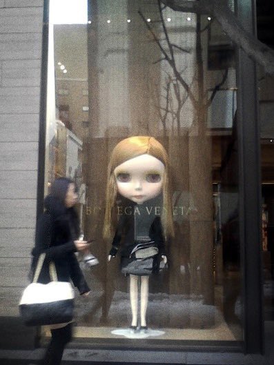 girl20o6's tweet image. when blythe dolls took over bottega veneta shop windows in 2014 🎀