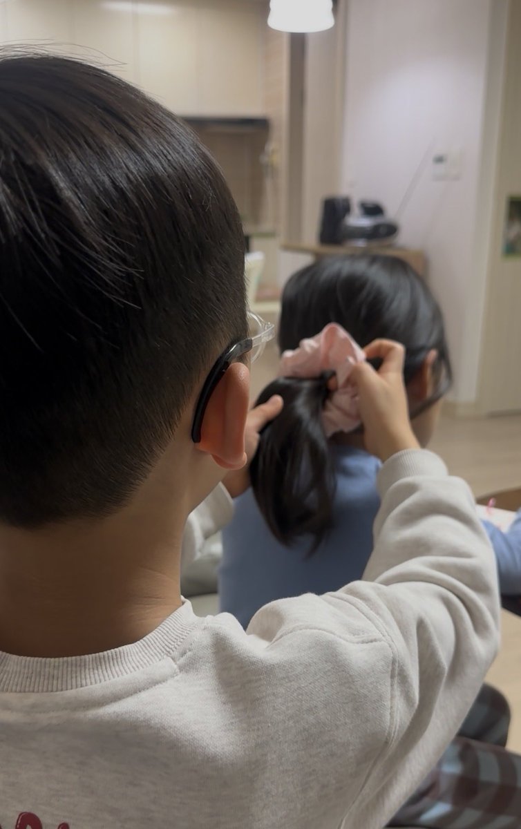 갑자기 머리 묶는 법을 알고 싶다는 아들. 자기 머리카락을 연습용으로 내준 딸. 잘 연습해서 나중에 사귀는 사람이 머리 묶어달라면 잘 묶어조라 ㅋㅋㅋ