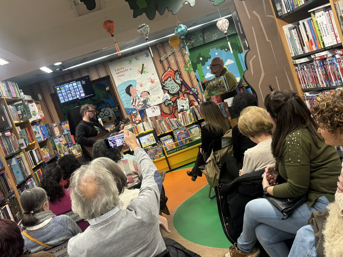 libpilarica's tweet photo. … Y si ayer tuvimos un Pujaditas y otros cuentos muy especial… 😎📚 ¡fue gracias 🙌 a la compañía 🫶 a la charla que nos ofreció Alfonso Pombo 🇵🇪 y a la música 🎶 de Pablo Pujades! 😁

🍺 Agradecemos también a Jesús del Bar Avenida por su colaboración 👏 https://t.co/7obpako7Gy